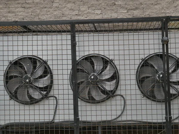 Klimatyzator Ścianie Old Metalowa Brama Szczegół Budynku — Zdjęcie stockowe