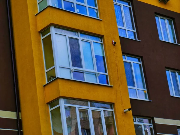 Fassade Eines Altbaus Detail Eines Gebäudes Gelbe Gebäudefassade Fenster Der — Stockfoto