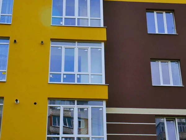 Fassade Eines Altbaus Detail Eines Gebäudes Gelbe Gebäudefassade Fenster Der lizenzfreie Stockbilder