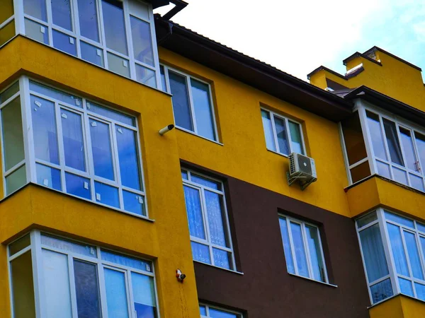 Fassade Eines Altbaus Detail Eines Gebäudes Gelbe Gebäudefassade Fenster Der Stockbild