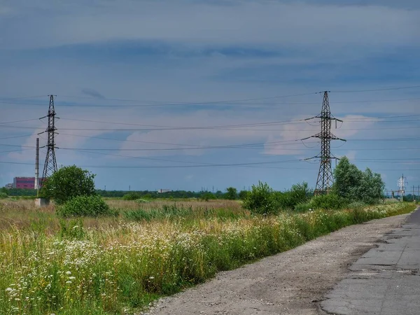 田舎道高電圧タワー高電圧送電線 — ストック写真