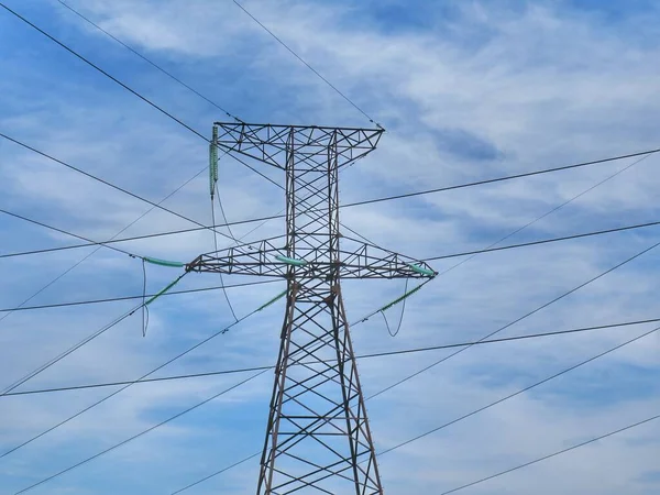 田舎道高電圧タワー高電圧送電線 ロイヤリティフリーのストック写真