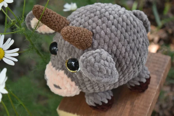 2021 'in sembolü boğa. Goby örgü oyuncağı.