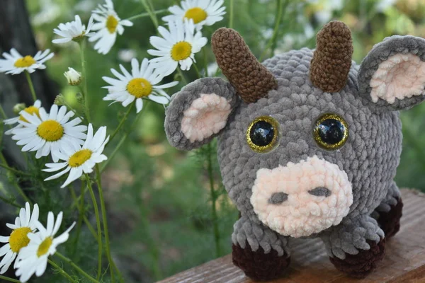 2021 'in sembolü boğa. Goby örgü oyuncağı.