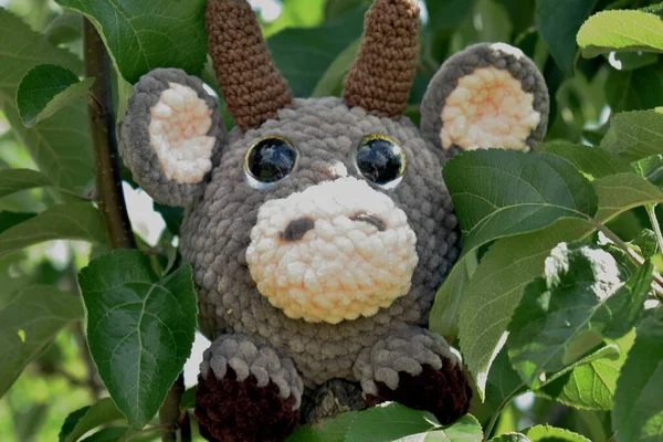 2021 'in sembolü boğa. Goby örgü oyuncağı.