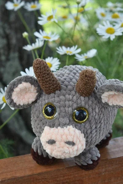 Goby, 2021 'in sembolü. 2021 'in sembolü boğa. Örgü oyuncak..