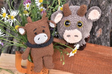  2021 'in sembolü boğa. Örgü oyuncak..