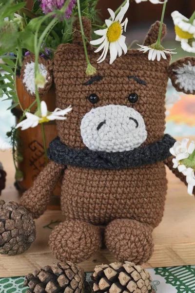  2021 'in sembolü boğa. Örgü oyuncak..