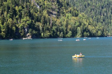 Abhazya. Ritsa Gölü. Kafkas Dağları.