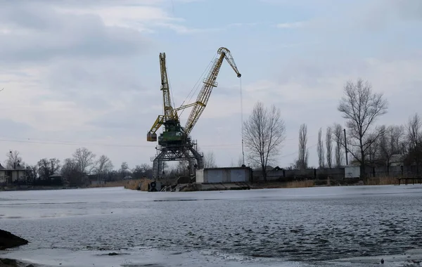 Fiume al lavoro gru in inverno — Foto Stock