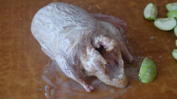 Çiğ tavuk ve sebze ve baharat.