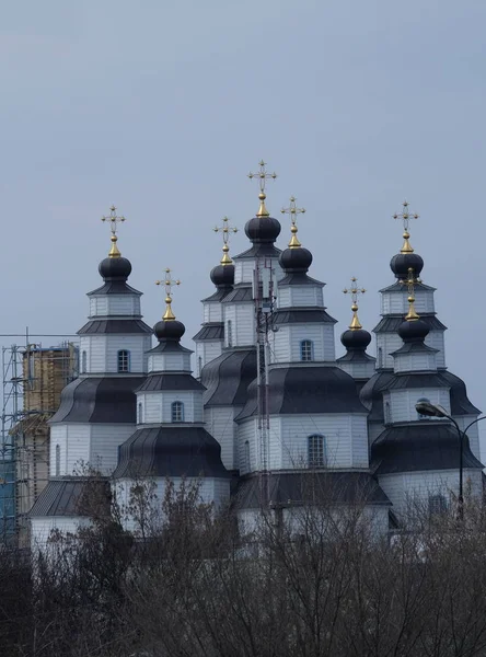 Tapınağın parkta bir yürüyüş üzerinde bir kubbe