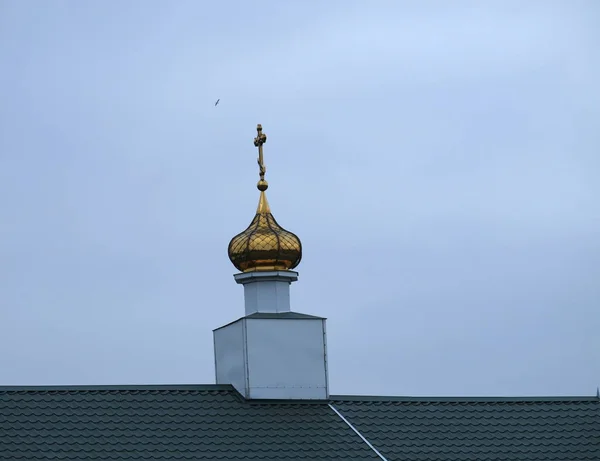 Tapınağın parkta bir yürüyüş üzerinde bir kubbe