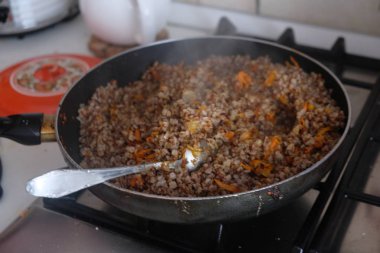 et, pirinç ve etle pilav pişirmek