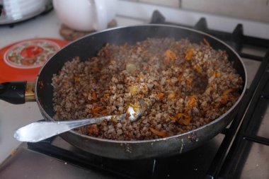 Tavada etle yemek pişirmek