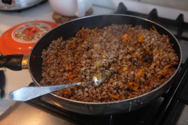 Kızarmış etle pilav pişirmek