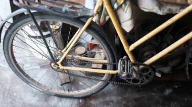 Şehirde eski bir bisiklet.