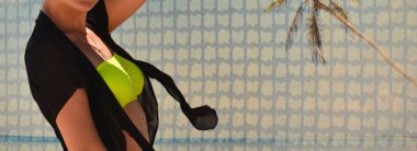 Genç kadın pozlar bir fotoğrafçı, bir fotoğraf çekimi için denize yakın: