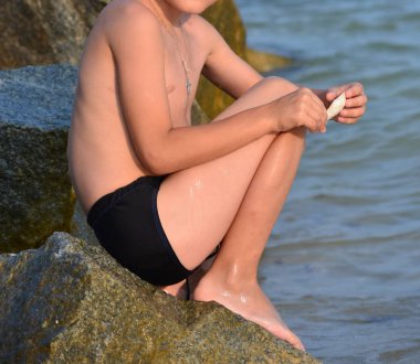 Çocuk batheboy için fotoğrafçı sahil üzerinde yaz fotoğrafçısına poz poz yaz aylarında deniz kıyısı üzerinde banyoları