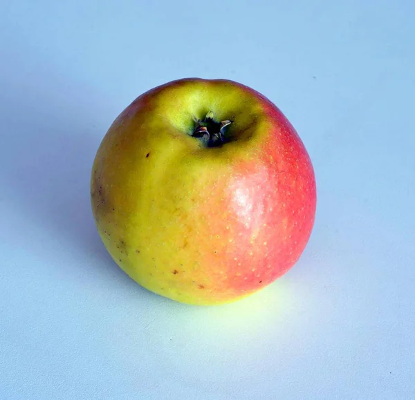 İzole edilmiş arkaplanda güzel elma