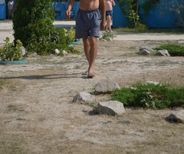 Siyah mayo giyen genç adam.