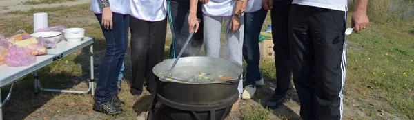 Balık pişirirken insanlar gördü.