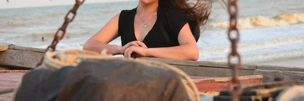 Genç kadın pozlar bir fotoğrafçı, bir fotoğraf çekimi için denize yakın: