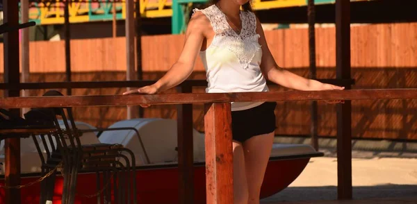 Genç kadın pozlar bir fotoğrafçı, bir fotoğraf çekimi için denize yakın: