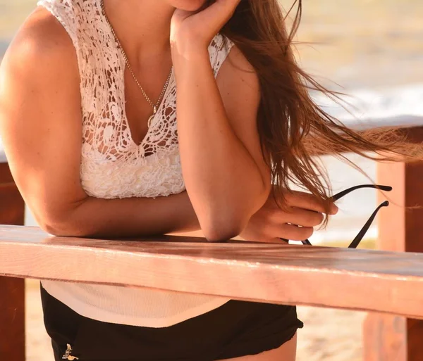 Genç kadın pozlar bir fotoğrafçı, bir fotoğraf çekimi için denize yakın: