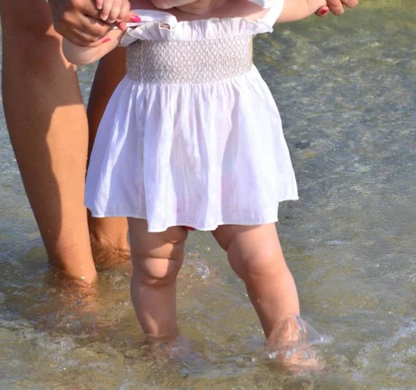 Yaz aylarında bir fotoğrafçısına poz çıngırak ile sahilde kız