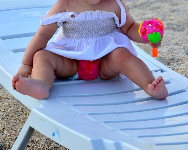 Yaz aylarında bir fotoğrafçısına poz çıngırak ile sahilde kız