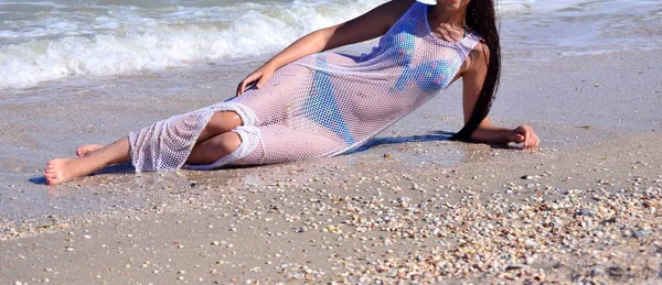 Hamile bir genç kadın bir fotoğrafçı için poz veriyor.