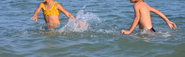 Jongen Batheboy Baadt Aan Kust Zomer Poseren Voor Fotografen Aan — Stockfoto