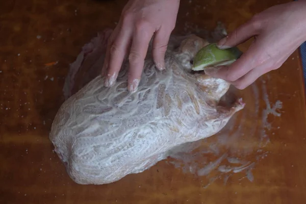 Kız tavuk elma görünür eller ile hazırlar