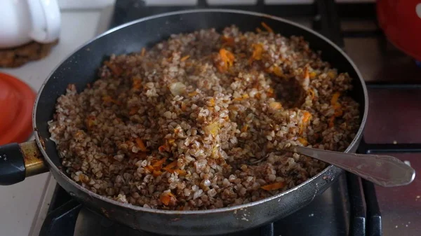 Kız tavuk elma görünür eller ile hazırlar