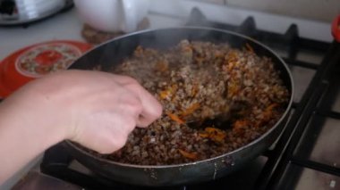 Kız tavuk elma görünür eller ile hazırlar