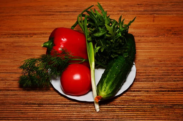 Taze sebze natürmort. Kabak, Beyaz lahana, kırmızı lahana, iki domates, büyük ve sulu kırmızı tatlı biber, fesleğen, dereotu, maydanoz ve yeşil soğan yanı sıra yeşil taze salatalık, yeşillik..