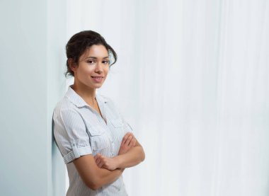 Duvarın yanında güzel bir genç kadının portresi