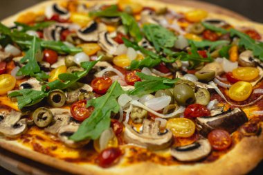 Büyük vejetaryen pizzası.