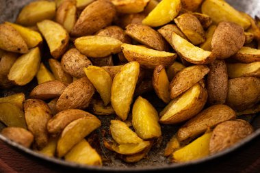 Fırınlanmış köy patatesleri.