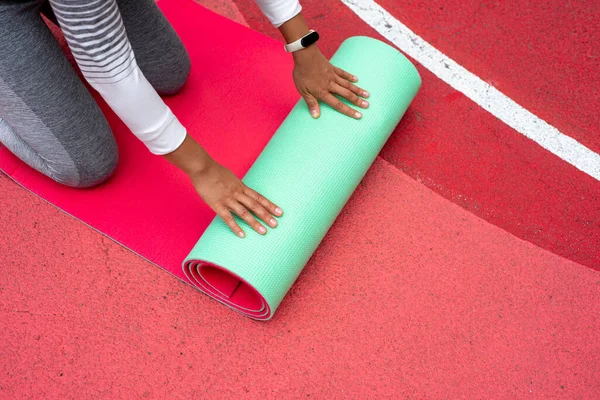 Young Woman Gray Tracksuit Spreads Green Mat — Stock Photo, Image