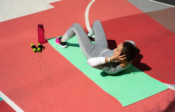 Young Woman Gray Tracksuit Doing Abdominal Exercise While Lying — Stock Photo, Image