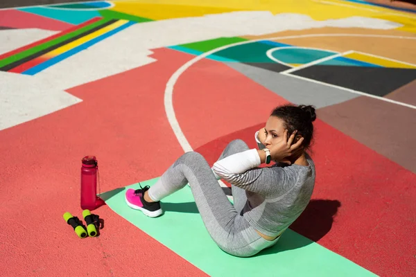 Young Woman Gray Tracksuit Doing Abdominal Exercise While Lying Green — Stock Photo, Image