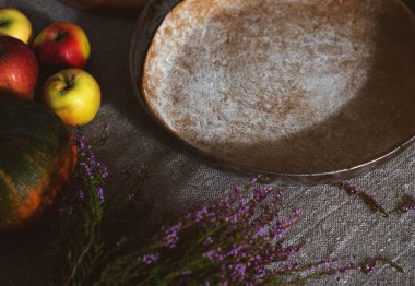Hazırlık, Şükran Günü kutlaması. Kavram. Turta hamurlu bir tavanın yan görünüşü, elmaların yanında ve ön planda bir demet kenevir..
