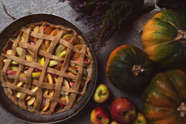 Hazırlık, Şükran Günü kutlaması. Kabakların ve elmaların yanında, keten bir masa örtüsünün üzerinde oluşmuş çiğ elmalı turtanın genel görünümü. Geleneksel elmalı turta yapıyorum..