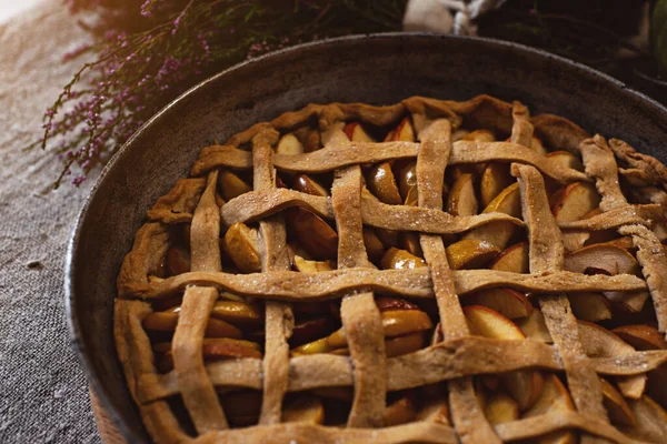 Előkészítés Hálaadás Napi Ünneplés Sült Almás Pite Egy Sütőlapon Közelkép — Stock Fotó