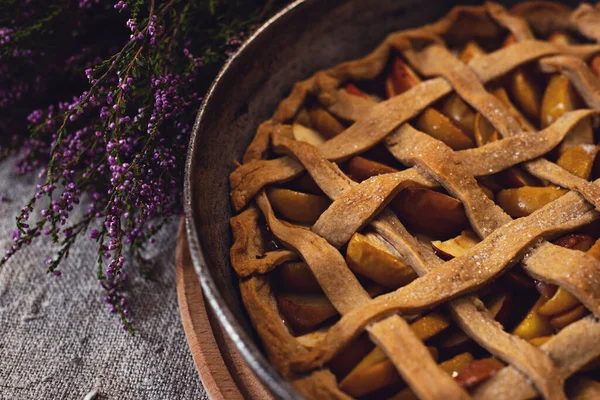 Előkészítés Hálaadás Napi Ünneplés Sült Almás Pite Egy Sütőlapon Közelkép — Stock Fotó