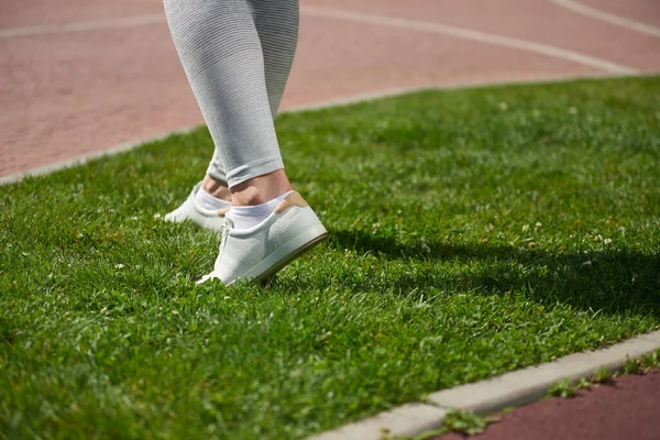 Γυναίκα Άσπρα Αθλητικά Παπούτσια Στο Γρασίδι Γκρο Πλαν Άποψη Των — Φωτογραφία Αρχείου