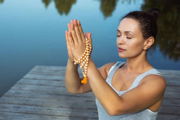 Fiatal Melletti Lábtörlőn Pihen Hajtogatott Kezét Maga Előtt Tartva Meditáció — Stock Fotó