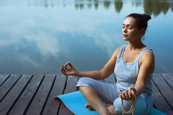 Jonge Vrouw Zit Een Mat Bij Het Meer Lotuspositie Meditatie — Stockfoto